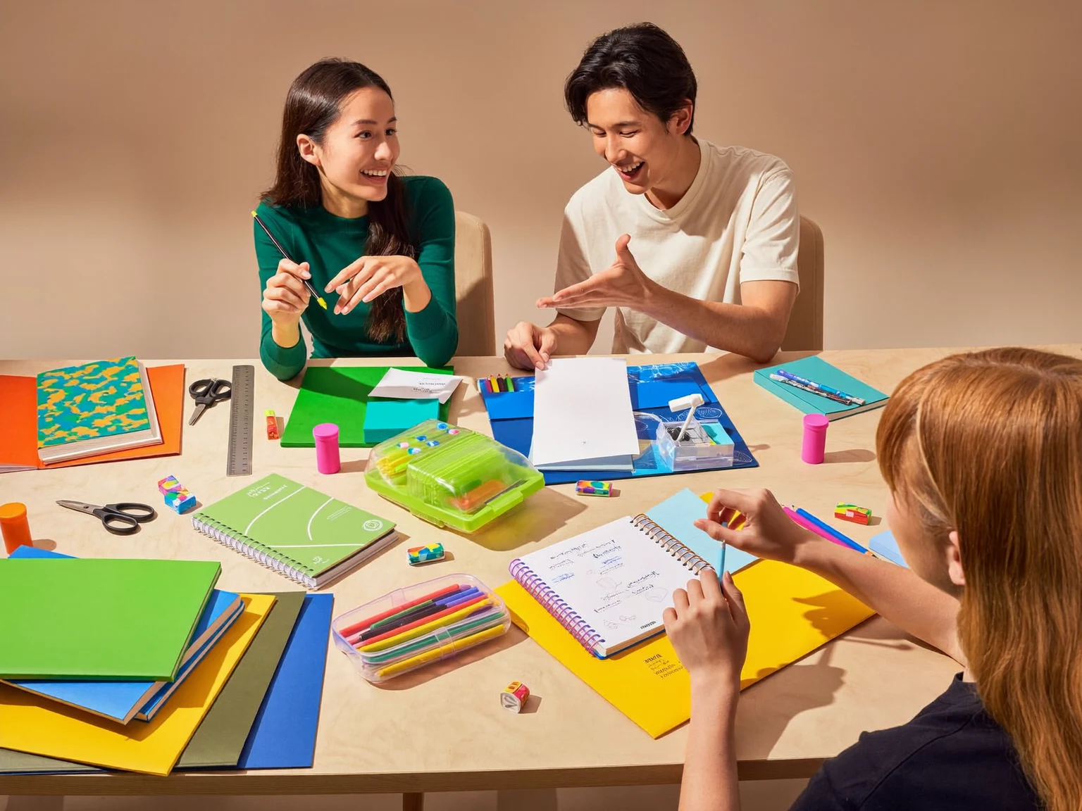 Illustrazione generata: ambiente di studio con quaderni e penne